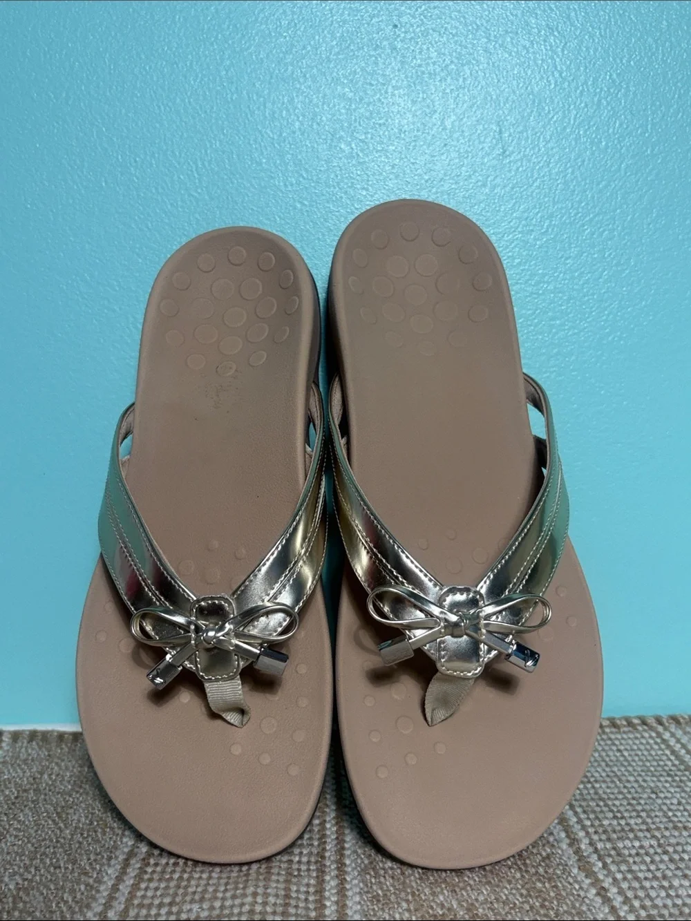Women’s Vionic Bella X Toe Post Metallic Gold Flip-Flops with Bow. Size-7.5